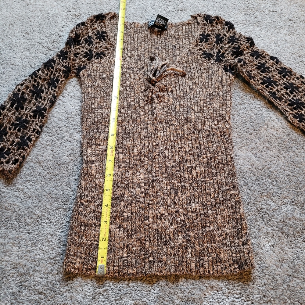 Soft Knit Lace Up V-neck Sweater with Macrame Sleeves • Large • Excellent!